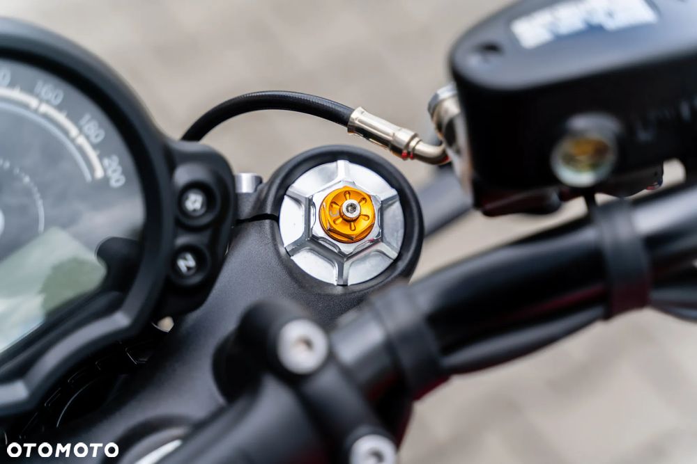 Triumph Bonneville Bobber - 10