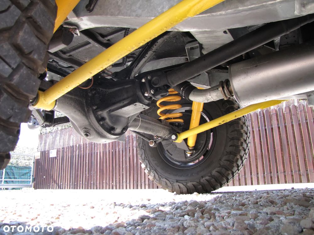 Land Rover Defender - 25