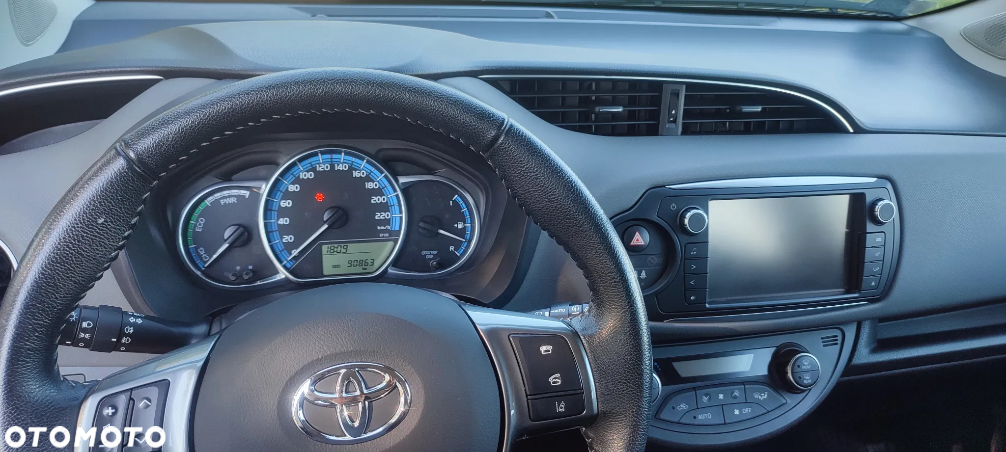 Toyota Yaris Hybrid 100 Premium - 24