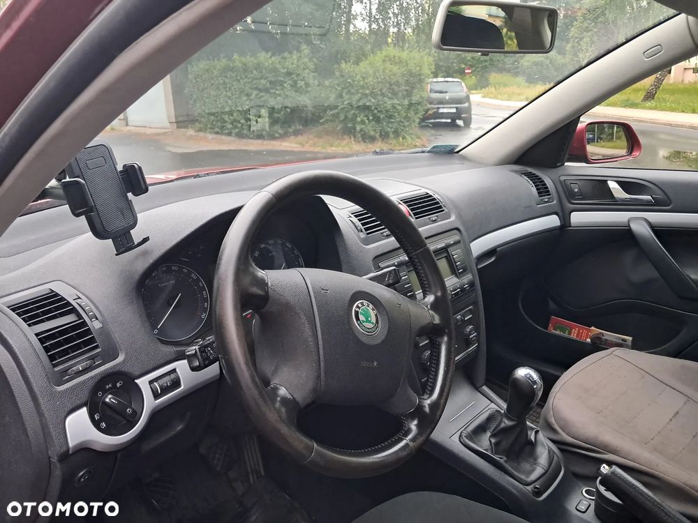 Skoda Octavia 1.6 Ambiente - 9