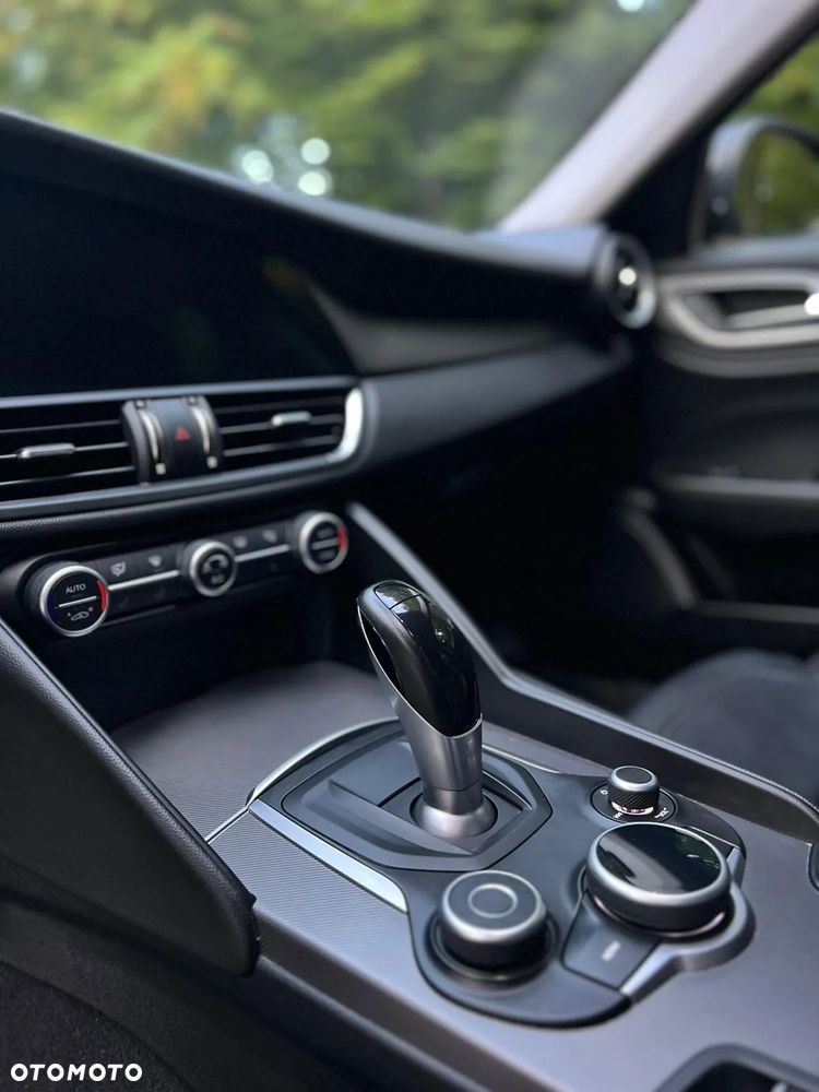 Alfa Romeo Giulia 2.0 Turbo 16V AT8-Q4 Veloce - 21