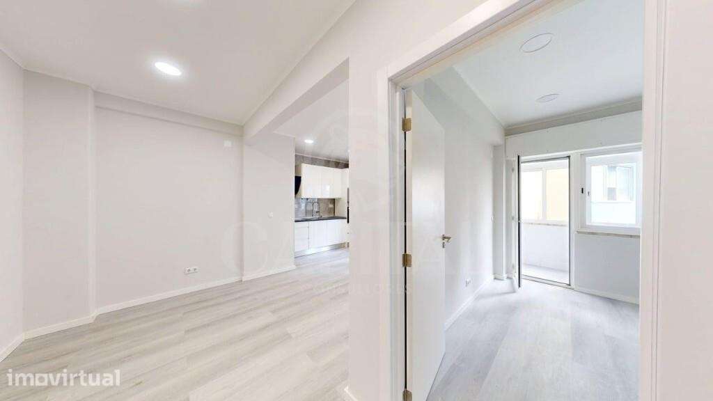 T1 remodelado junto à Estação da Amadora, moderno e pronto a habitar. - Grande imagem: 4/23