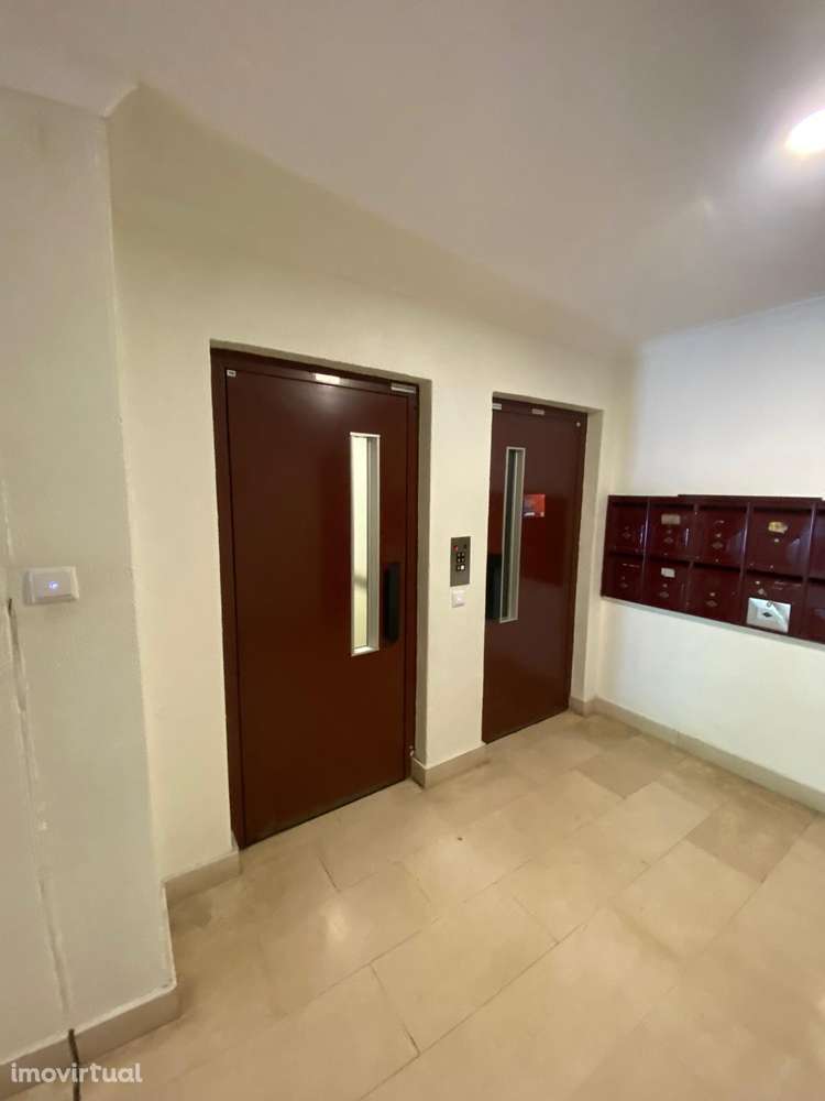 T2 com terraço e elevador no Barreiro - Grande imagem: 2/9