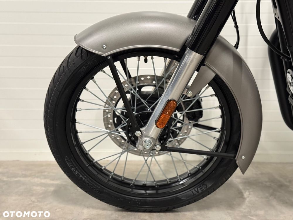 Royal Enfield Classic - 24