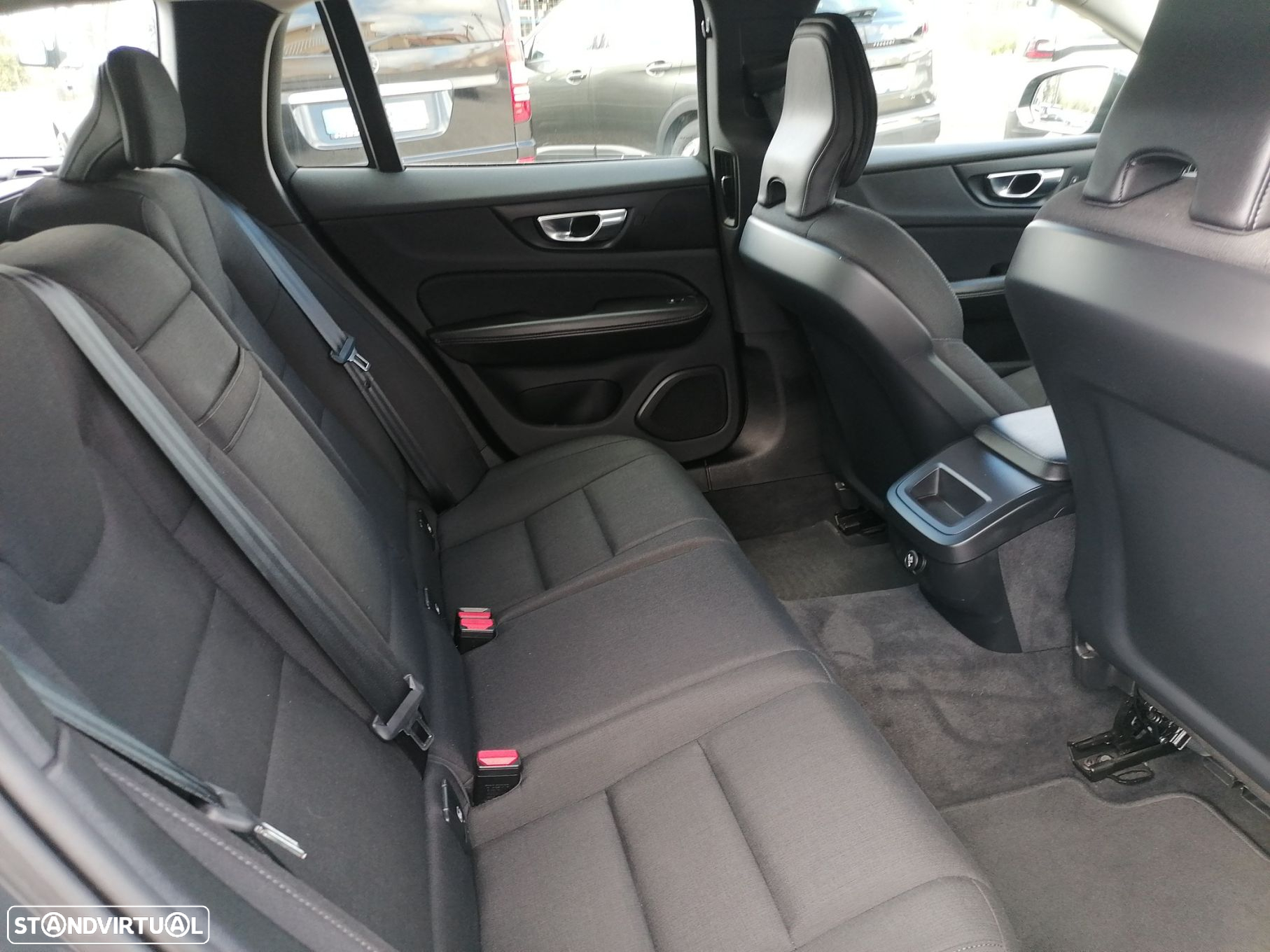 Volvo V60 2.0 D3 Momentum Geartronic - 27