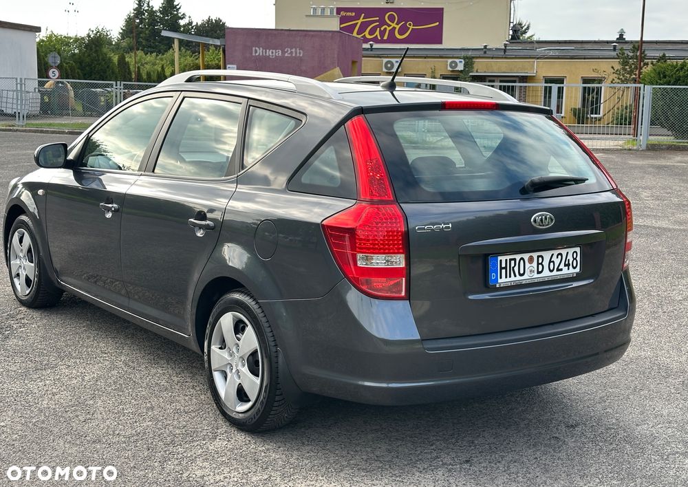 Kia Ceed - 11