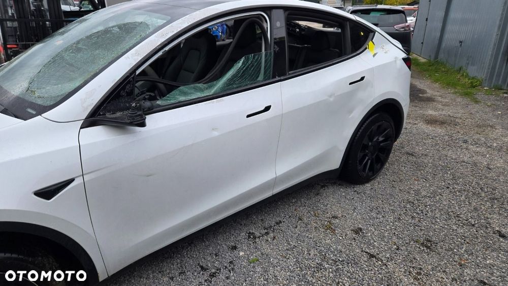 Tesla Model Y - 20