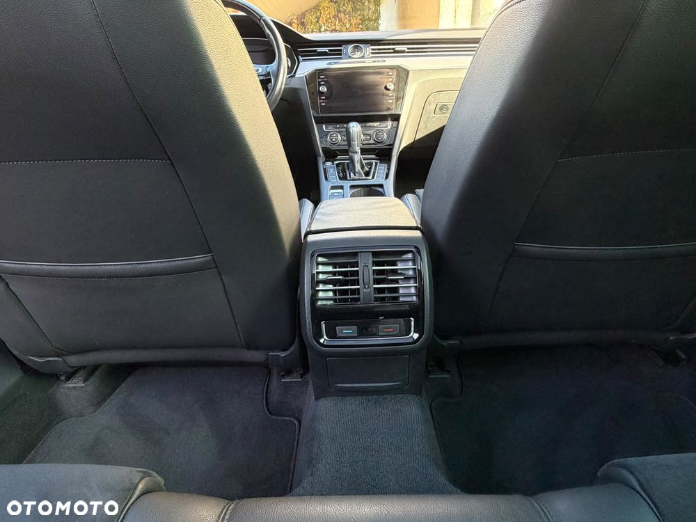 Volkswagen Passat - 12