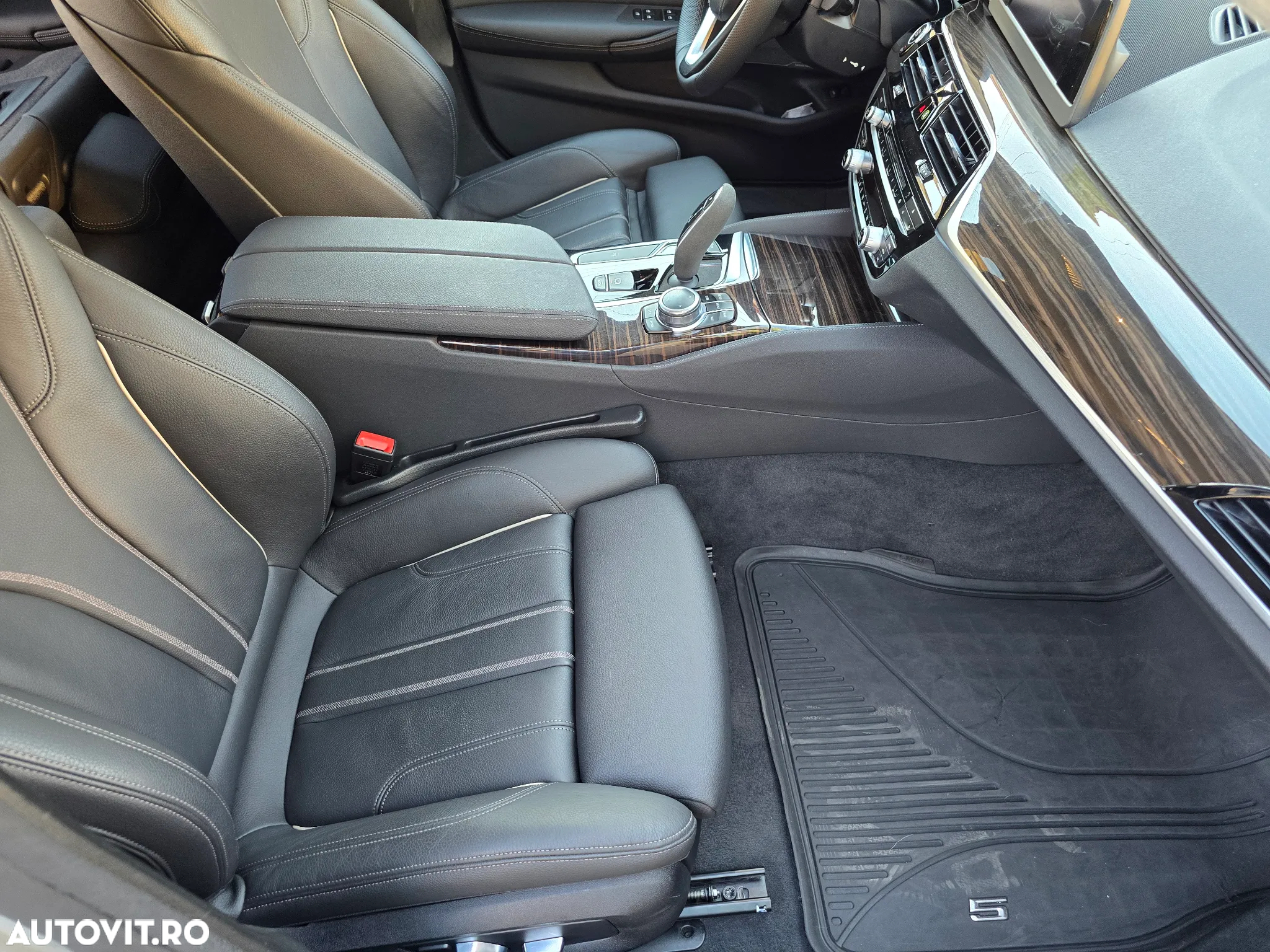 BMW Seria 5 530d xDrive Touring Aut. Luxury Line - 7