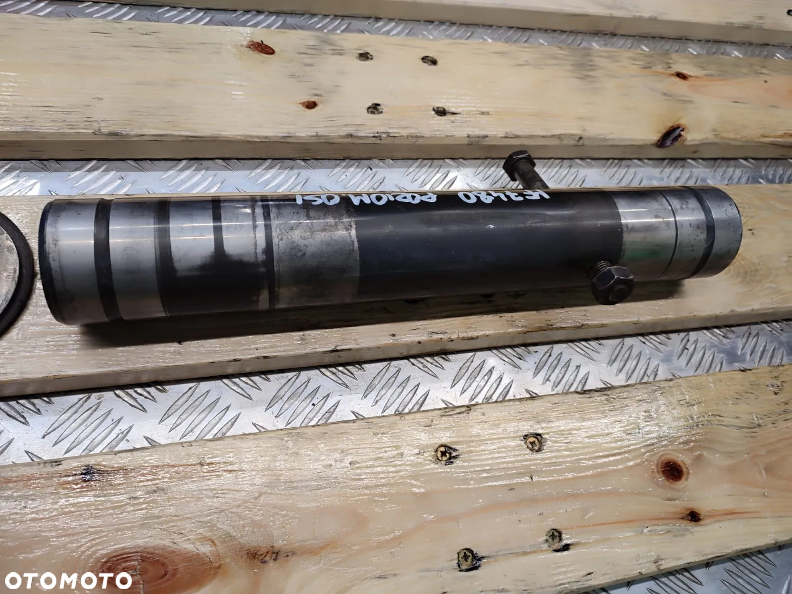 Sworzeń mocowania przedniej osi 7600103801 Massey Ferguson 7495 - 3