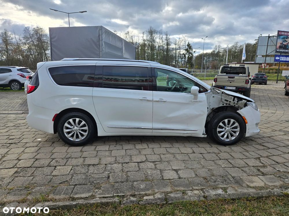 Chrysler Pacifica - 11