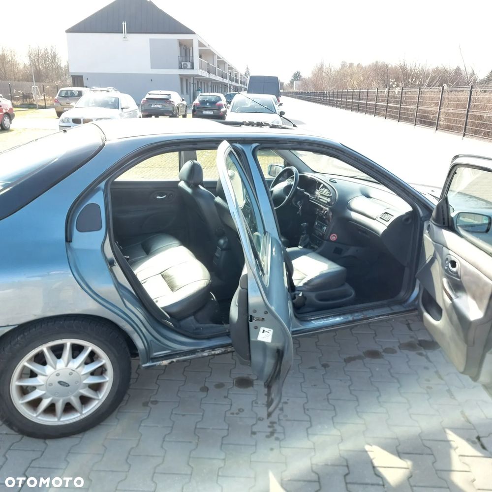 Ford Mondeo 2.5 Ghia - 9