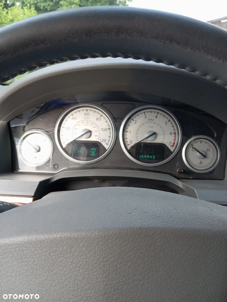 Chrysler Town & Country - 7