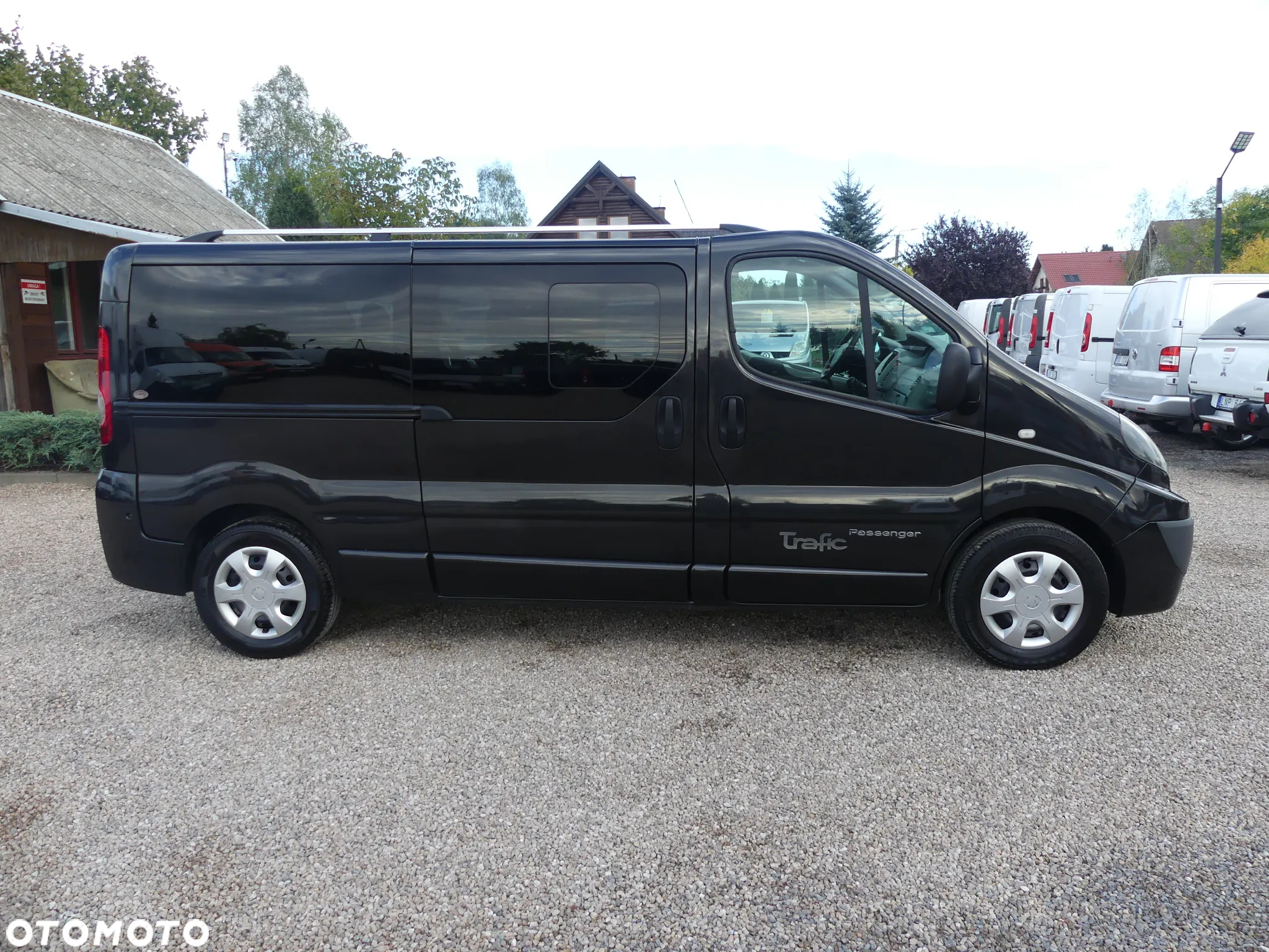 Renault Trafic 2.0 dCi 115 FAP Grand Passenger Black Edition - 4