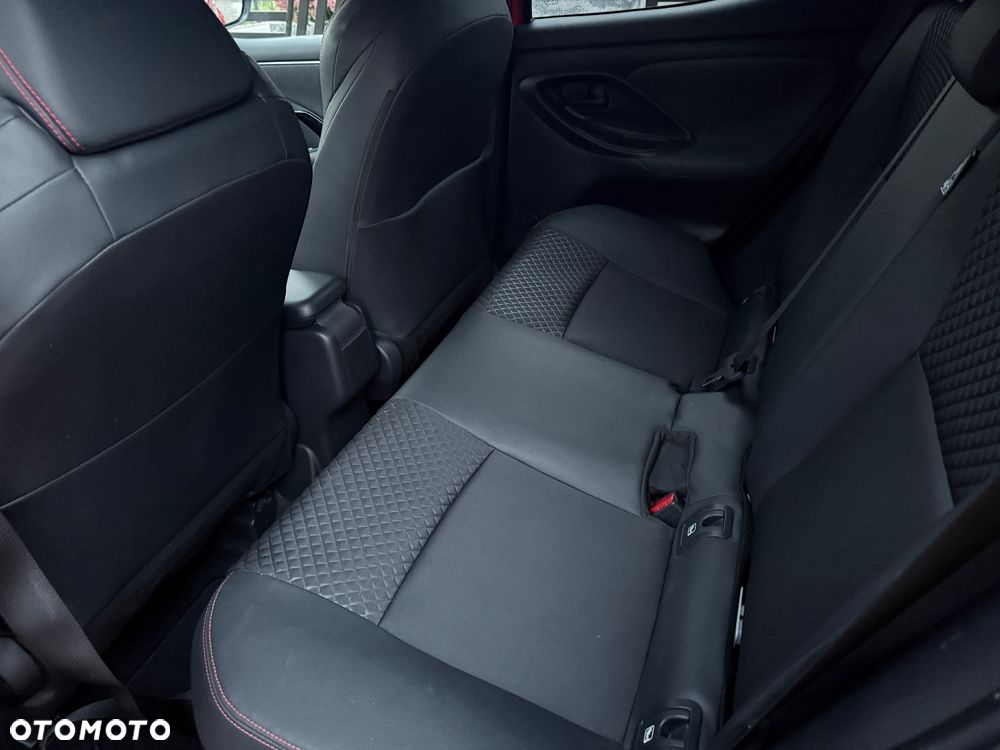 Toyota Yaris Hybrid 100 Premium - 29