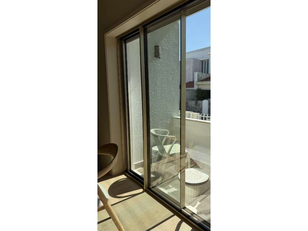 Moradia V4 Duplex de 3 Frentes Totalmente Remodelada junto à Praia ... - Grande imagem: 4/17