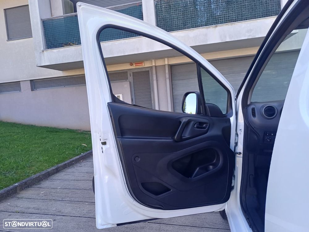 Peugeot PARTNER LONGA 1.6 HDI 100 CV - 3 LUGARES - 19