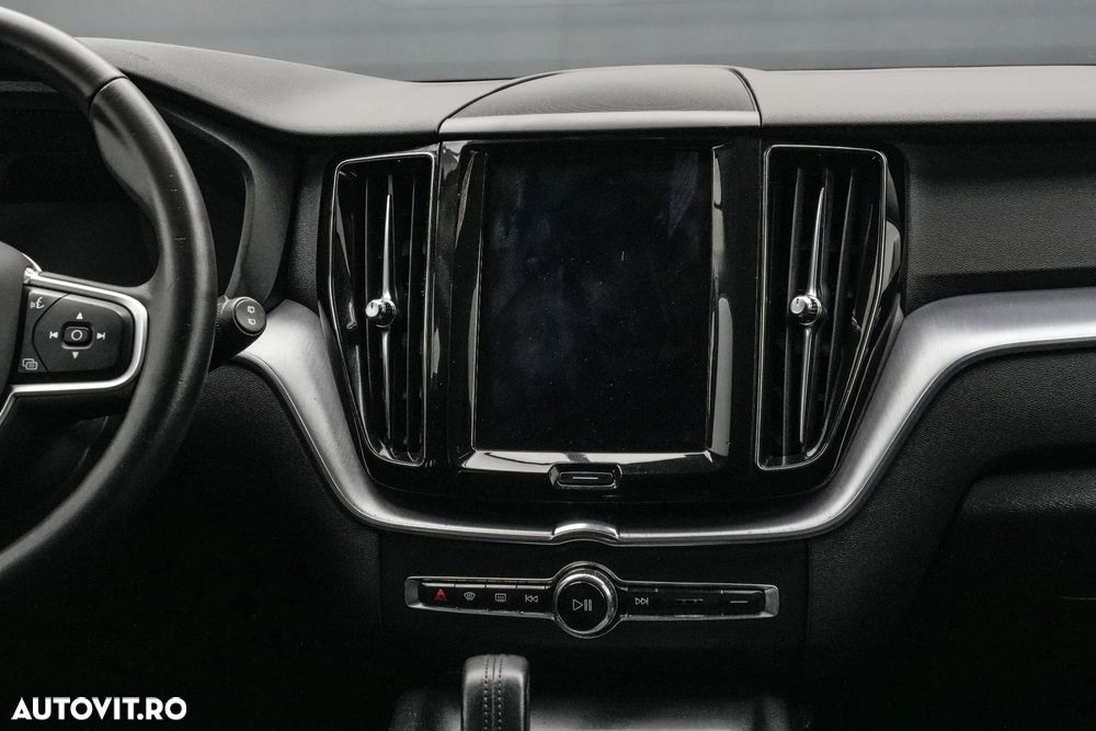 Volvo XC 60 B4 MHEV AT8 AWD Momentum Pro - 19