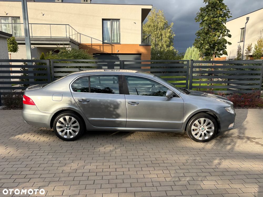 Skoda Superb 2011 photo 4