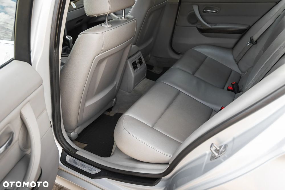 BMW Seria 3 320d - 33