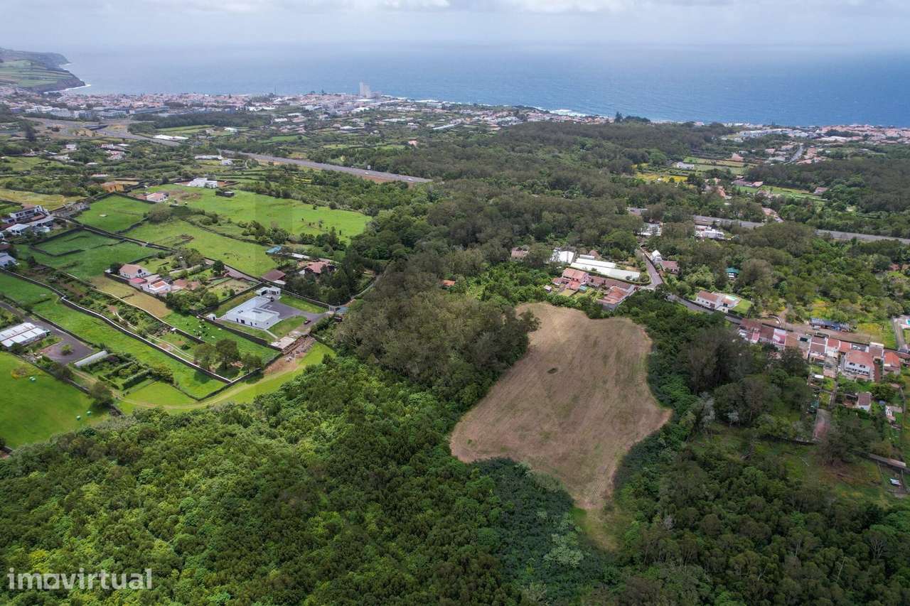 Terreno Estratégico com Elevado Potencial de Desenvolvimento em Lagoa - Grande imagem: 5/16