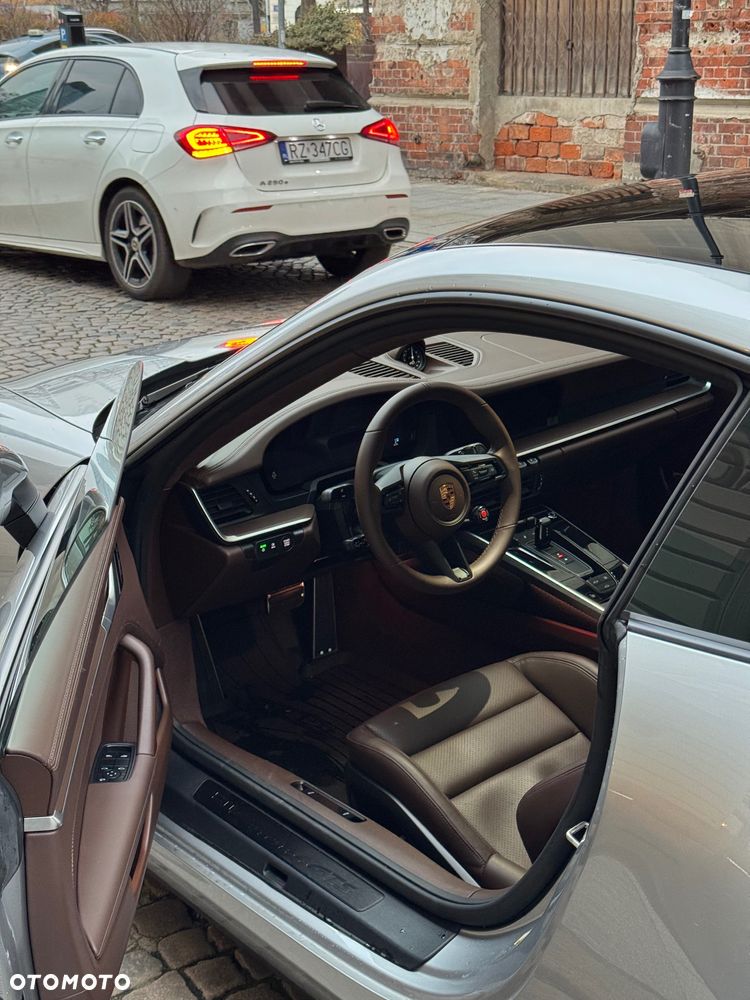 Porsche 911 Carrera T-Hybrid 4 GTS - 16