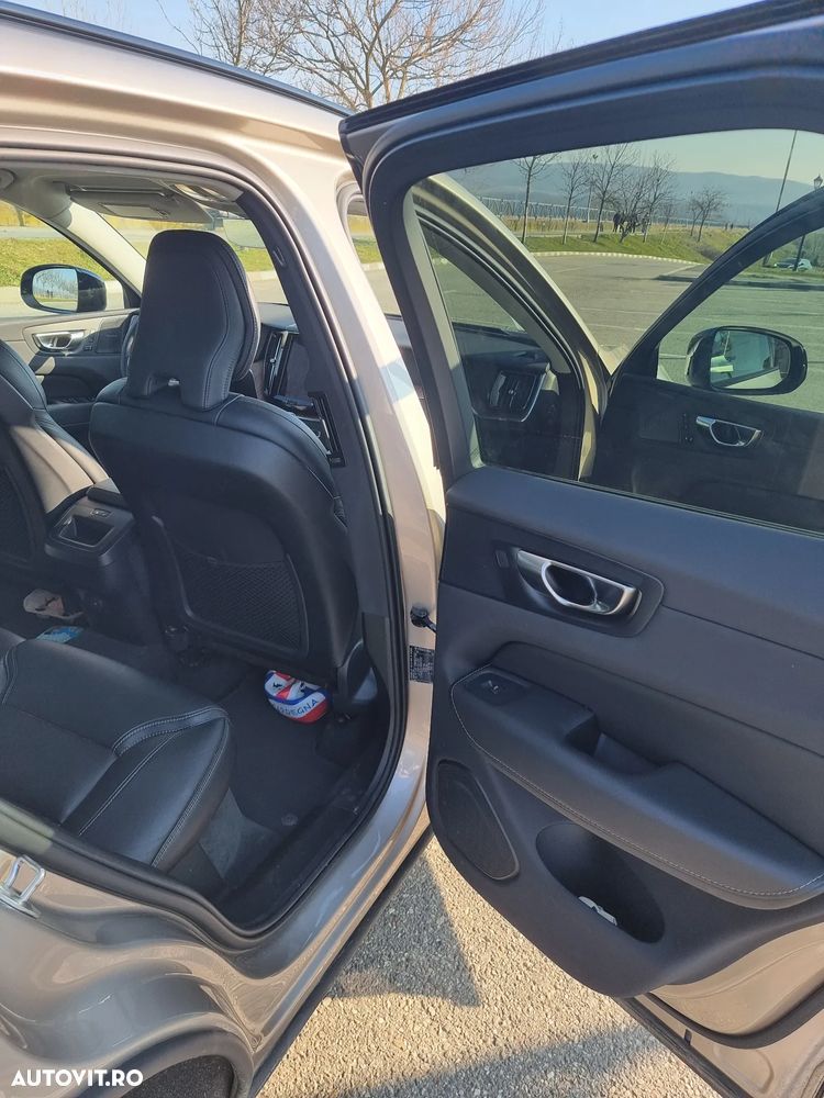 Volvo XC 60 B4 MHEV AT FWD Plus Dark - 16