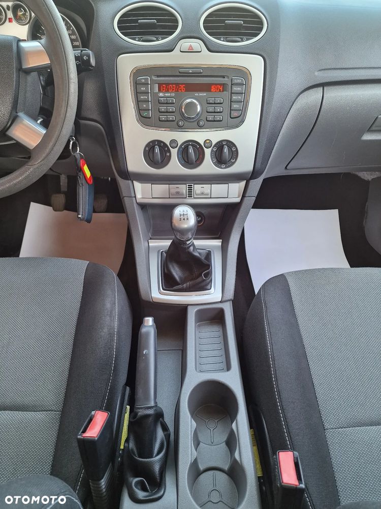 Ford Focus 1.6 Ghia - 23