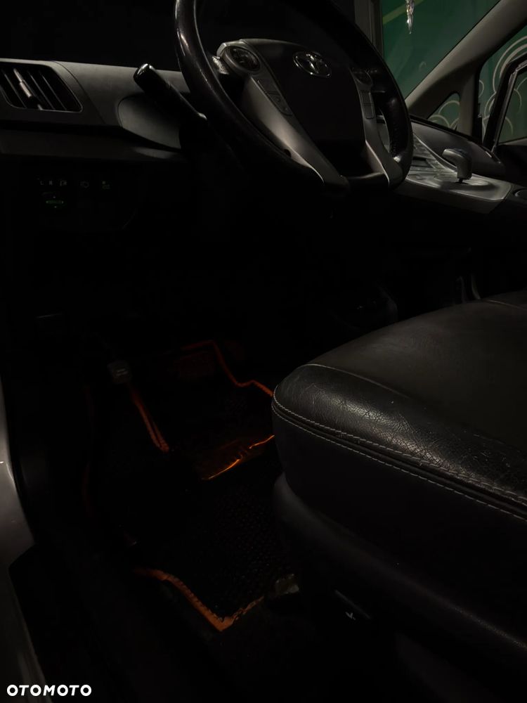 Toyota Prius (Hybrid) Executive - 13