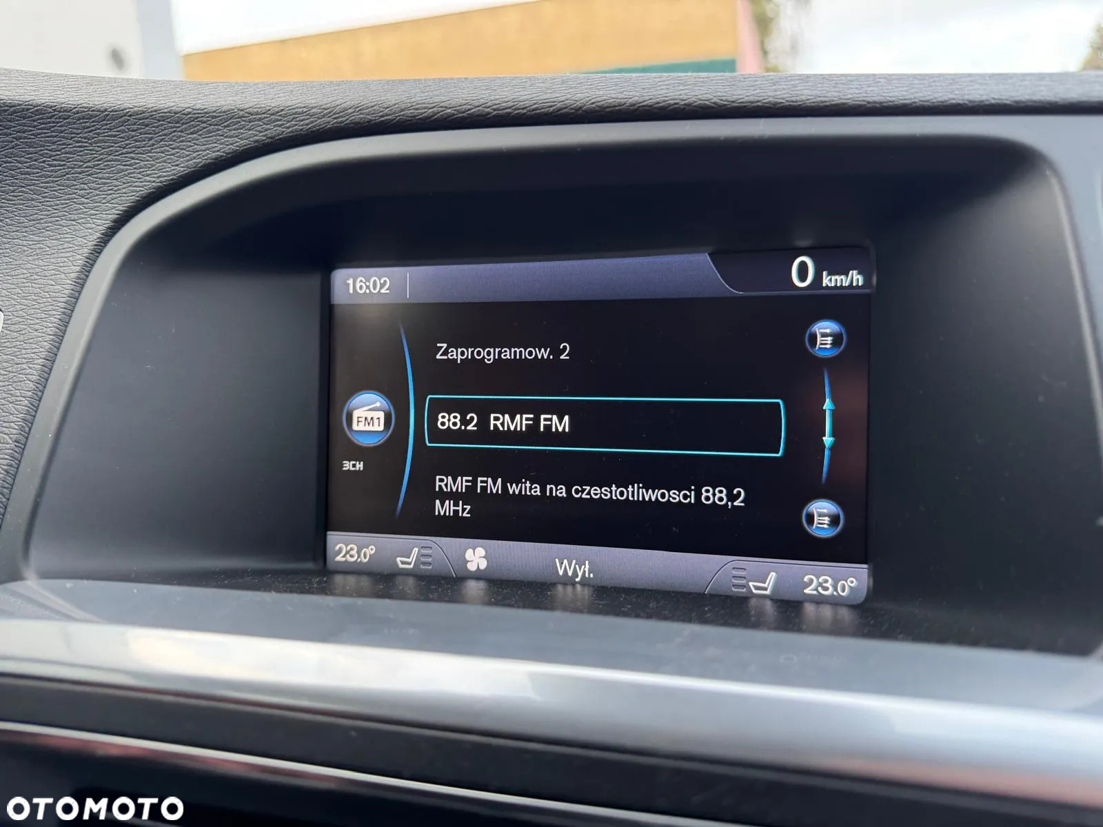 Volvo V60 D6 AWD Plug-in Hybrid R-Design Summum - 26