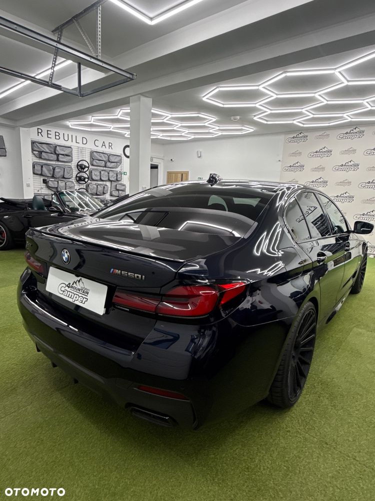 BMW Seria 5 M550i xDrive - 25