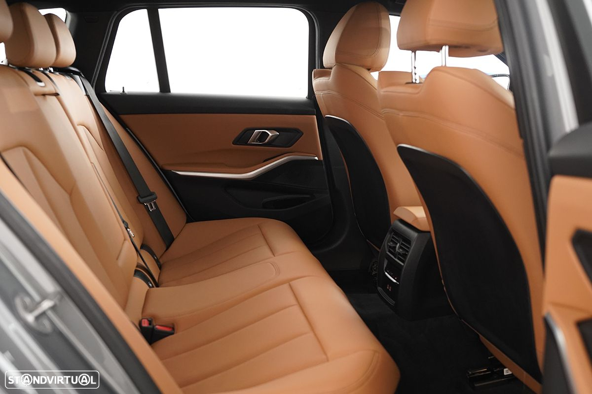 BMW 330 e Touring Pack Desportivo M Auto - 23