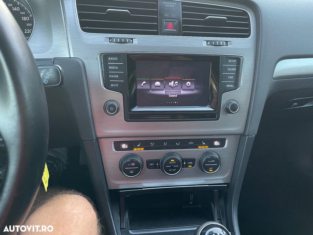 Volkswagen Golf - 22