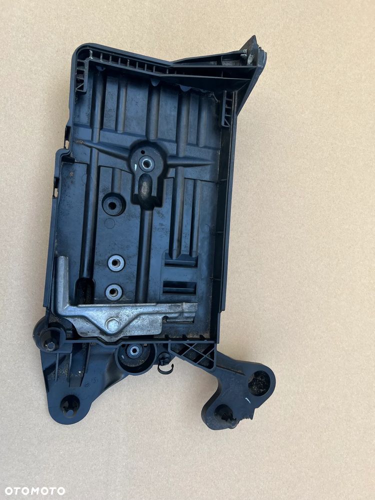 VW PASSAT B8 PODSTAWA POD AKUMULATOR - 1