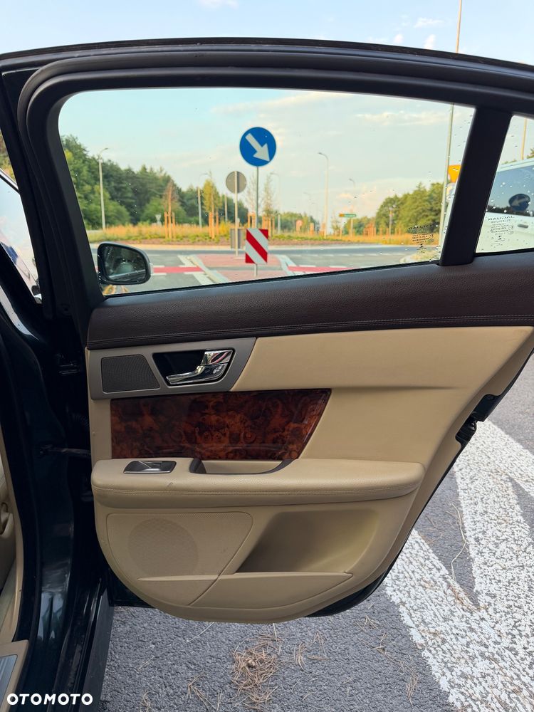 Jaguar XF 3.0 V6 Luxury - 11
