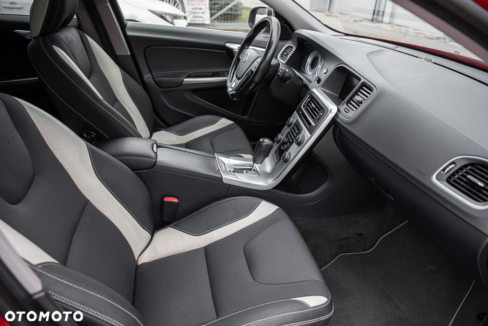 Volvo V60 D5 AWD Geartronic RDesign - 32