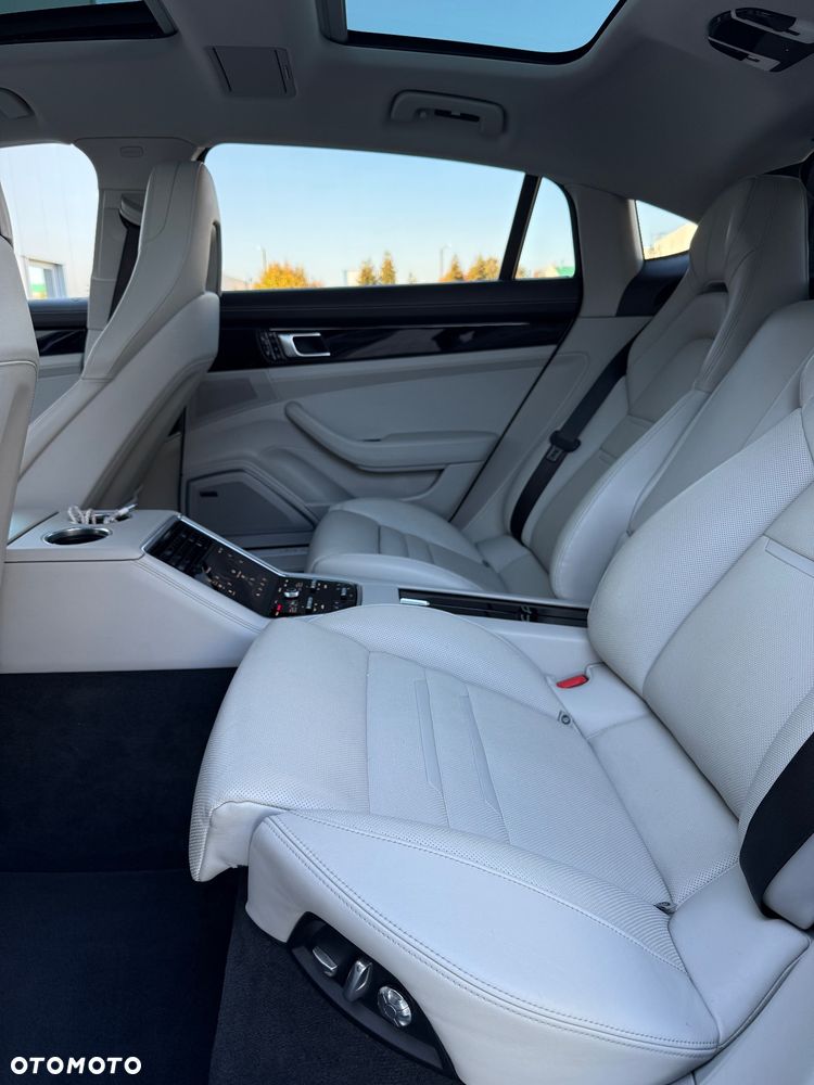 Porsche Panamera 4S Executive - 30