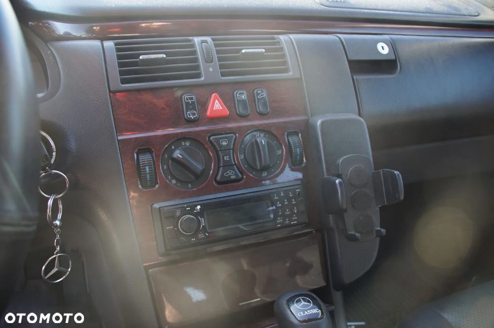 Auto na części - Mercedes E-Klasa W210 Lift 220 CDI 2.2 CDI 143 KM 611961 722699 623 1999R Silnik Skrzynia Maska Klapa Drzwi Szyba Lusterko Klamka Błotnik Deska Kokpit Sterownik Moduł Licznik - 13