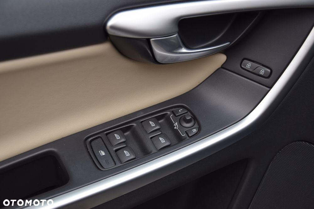 Volvo XC 60 D5 AWD RDesign - 24