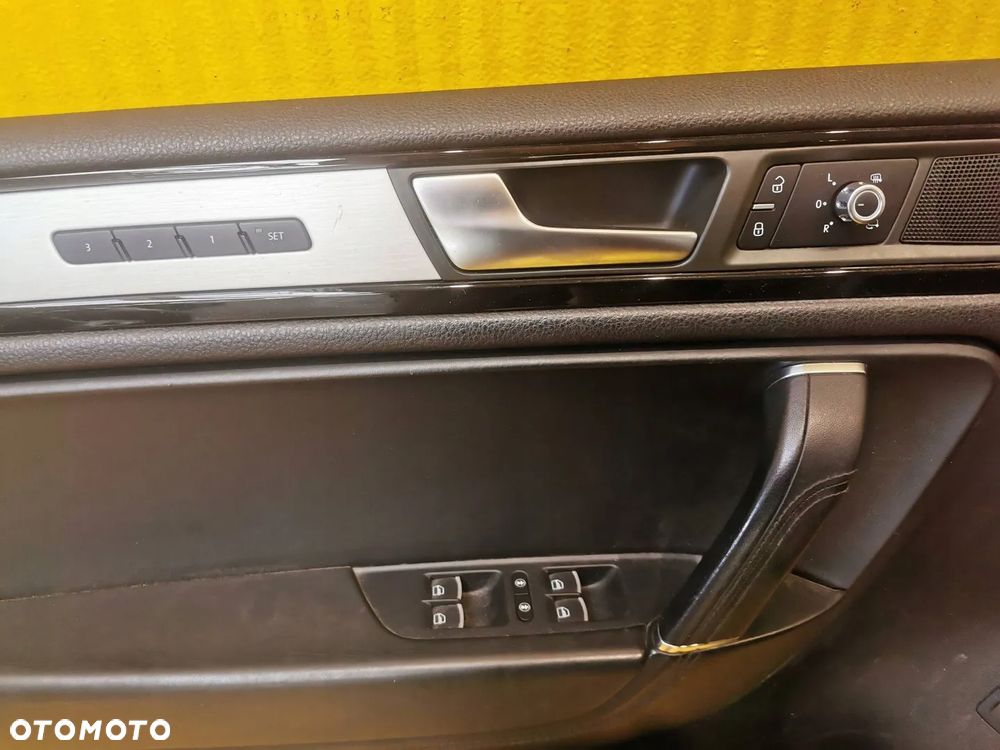 VW Touareg II 7P FOTELE FOTEL KANAPA BOCZKI TUNEK GRZANE CZARNE 12r. - 4