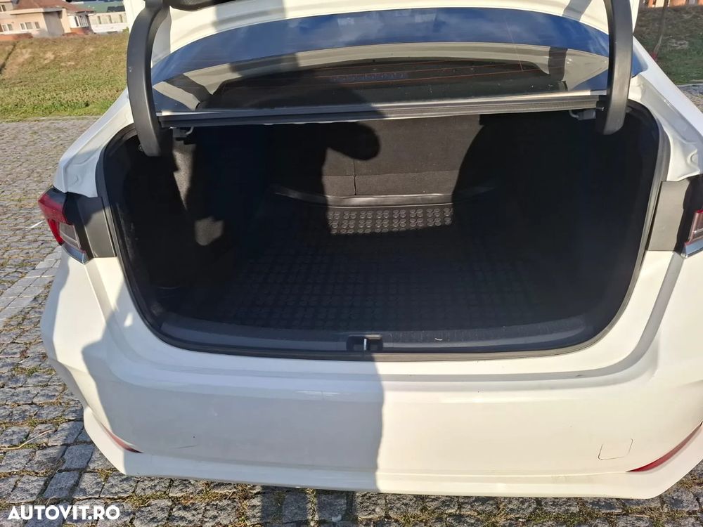 Toyota Corolla Sedan 1.8 HSD Dynamic - 16