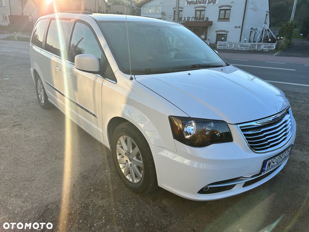Chrysler Town & Country - 6