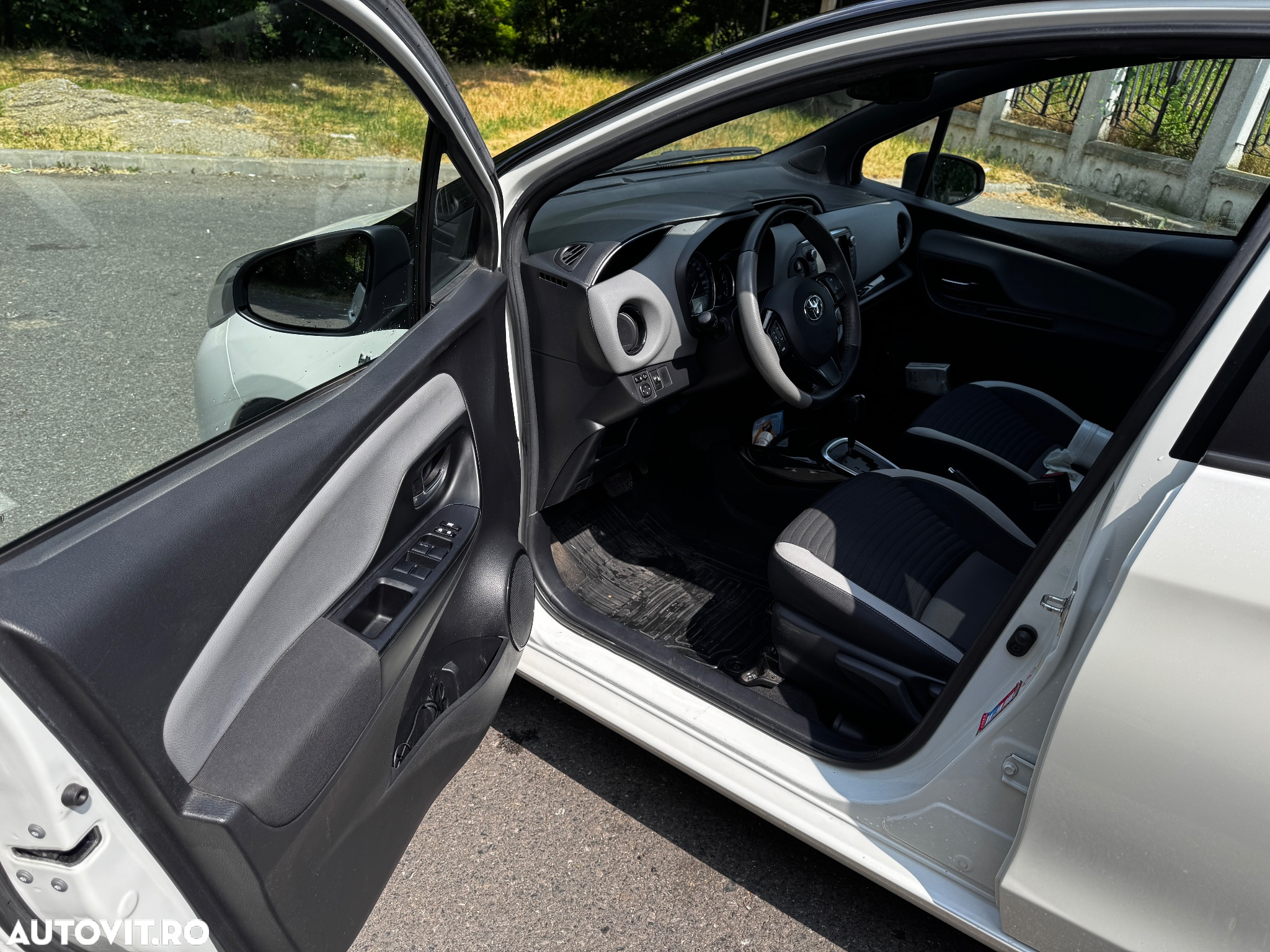 Toyota Yaris 1.5 VVT-i HSD Bi-Tone W&B - 7