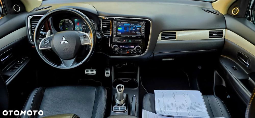 Mitsubishi Outlander PHEV Instyle NAVI + - 34