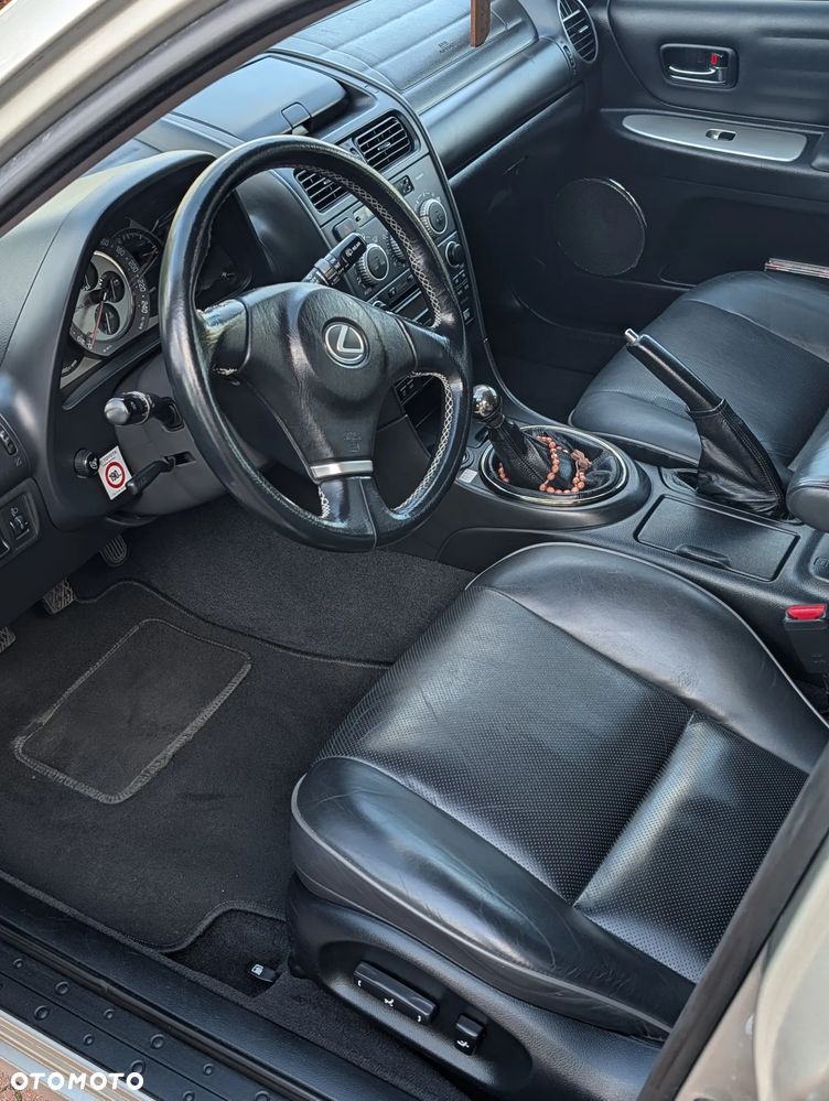 Lexus IS 200 SportCross - 8