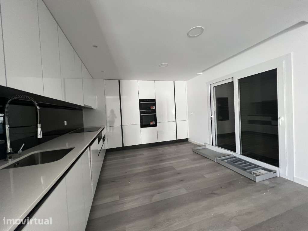 Excelente moradia t3 triplex com cozinha e sala separadas e bom esp... - Grande imagem: 3/11