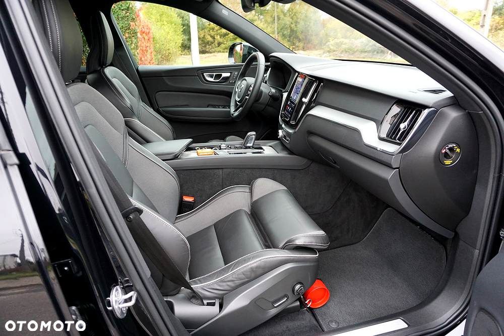 Volvo XC 60 B4 D Plus Dark - 28
