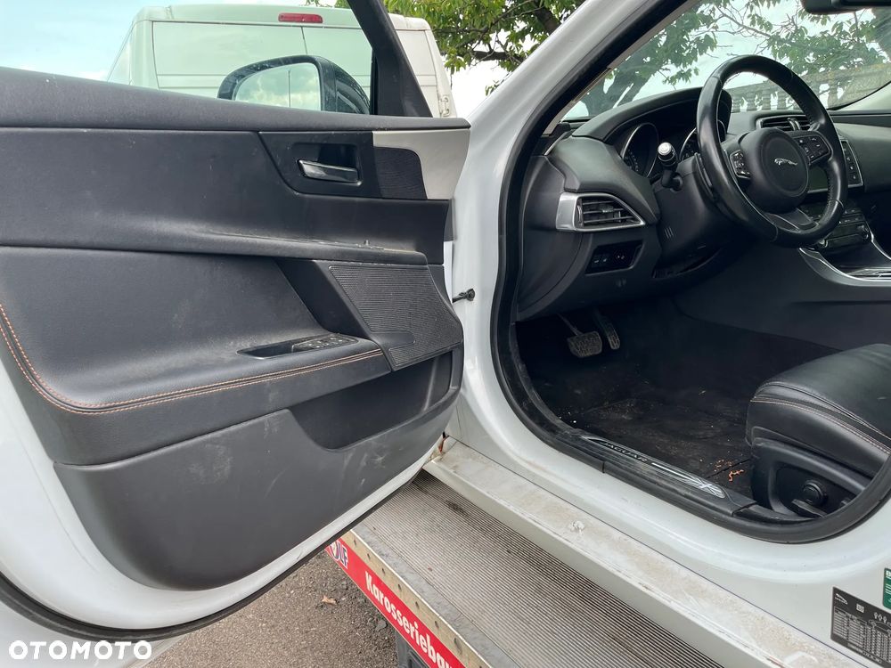 Jaguar XE 2.0 T R-Sport - 25