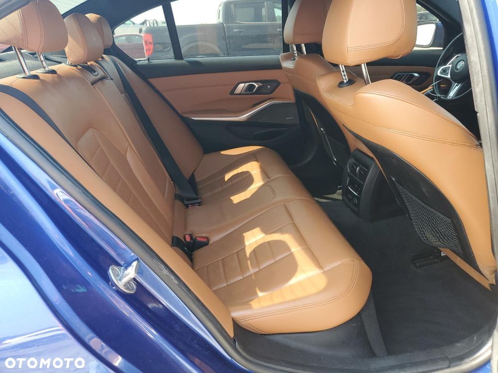 BMW Seria 3 330i xDrive M Sport - 9