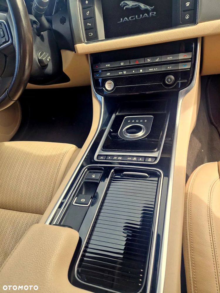 Jaguar XF 3.0 TDV6 Portfolio - 19